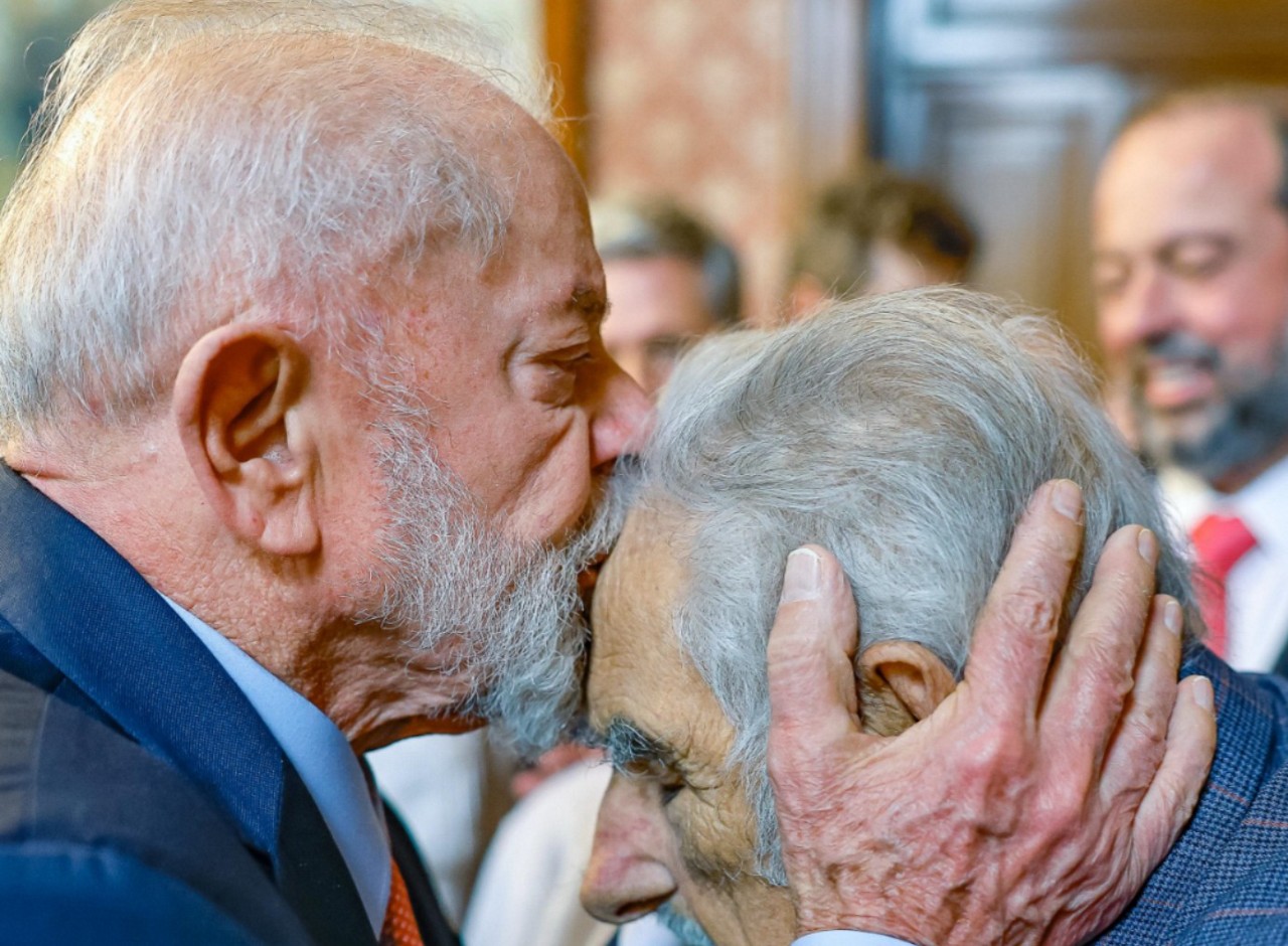 Lula se despede de Pepe Mujica em funeral no Uruguai
