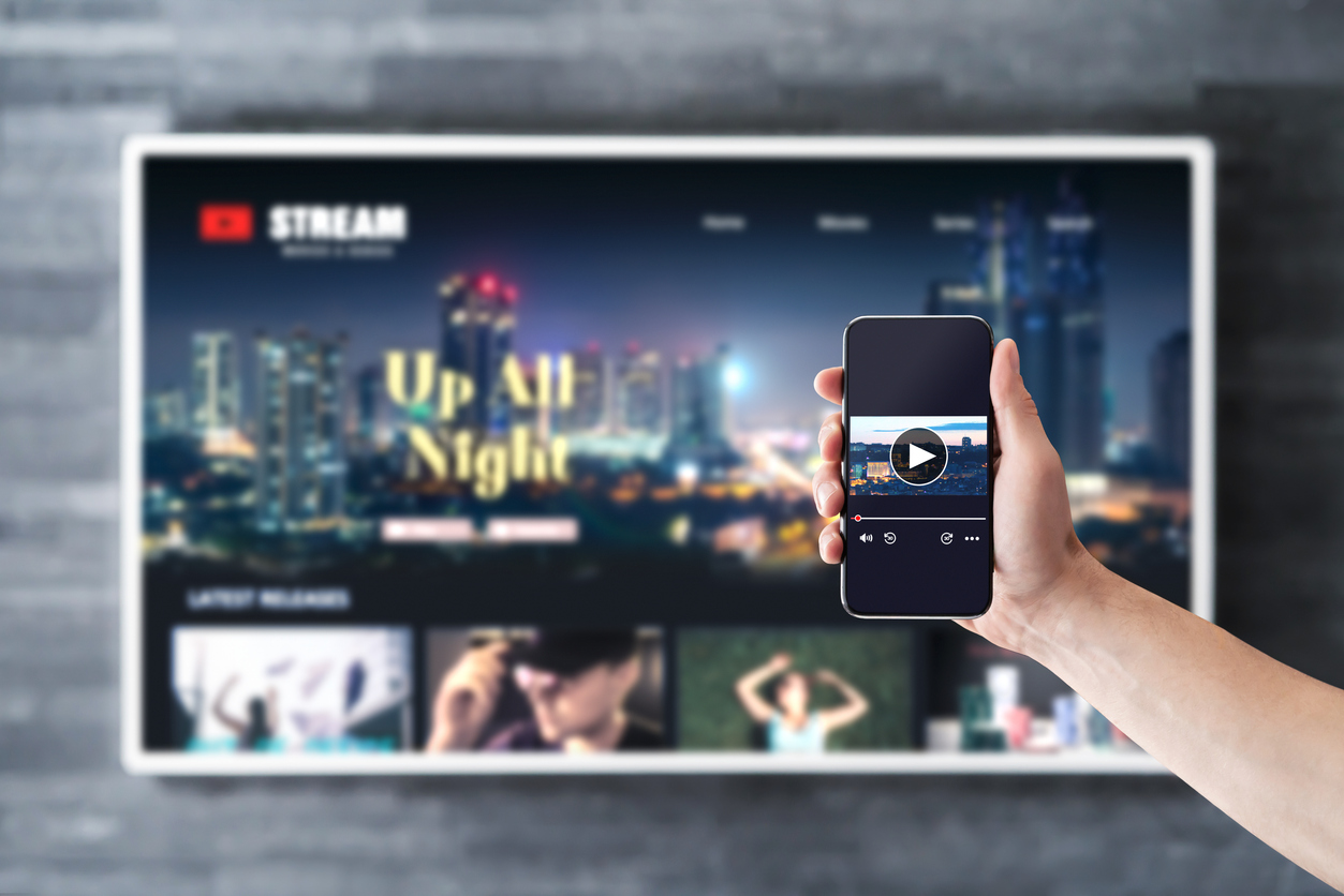 Streaming cresce enquanto TV por assinatura cai nos lares brasileiros