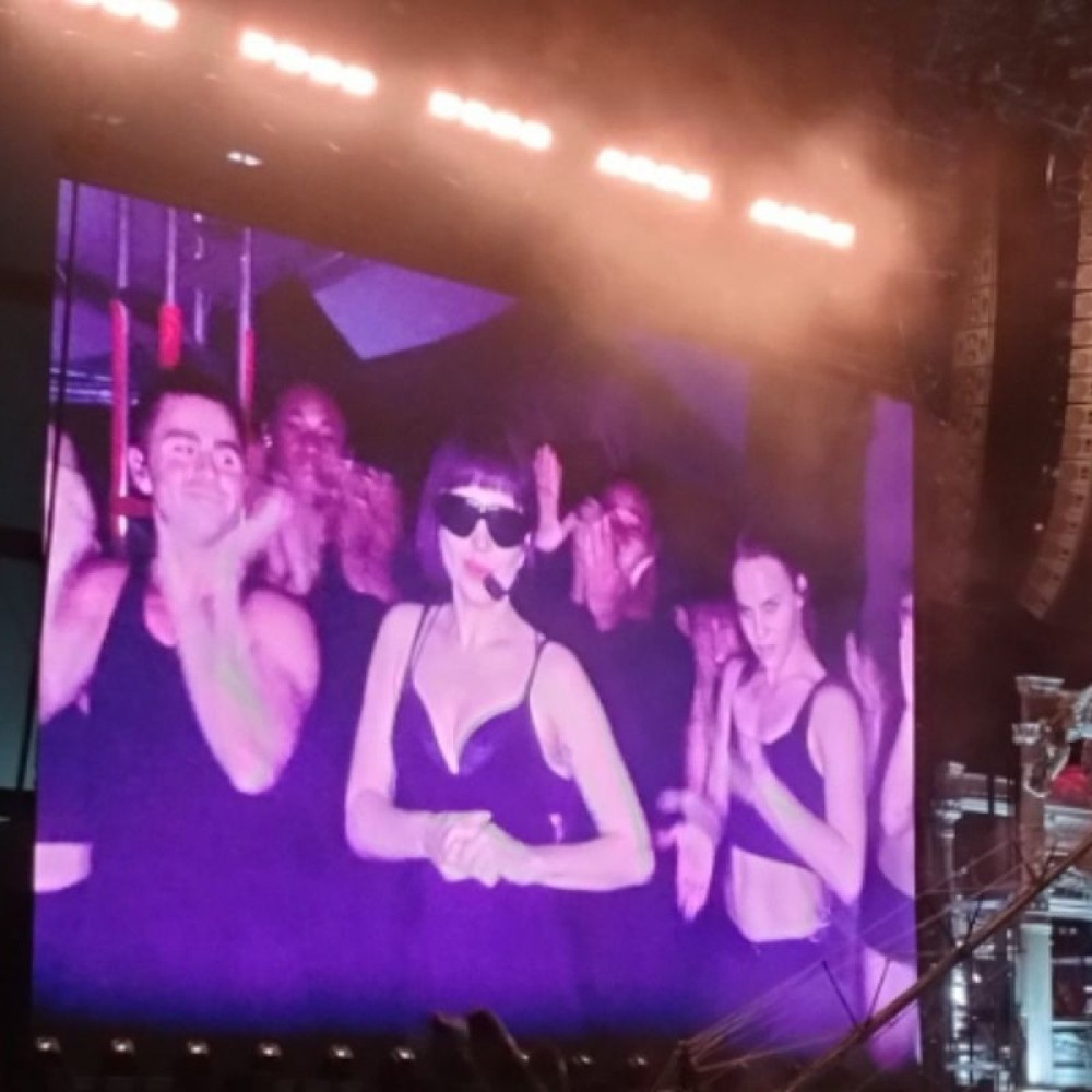 Lady Gaga realiza ensaio surpresa e emociona fãs