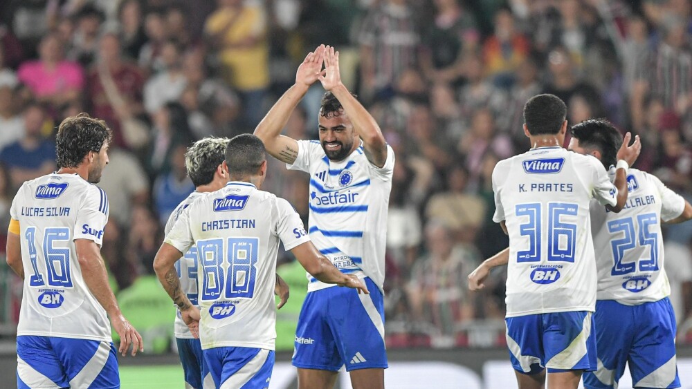 Cruzeiro vence Fluminense, quebra tabu no Rio e assume liderança do Brasileirão
