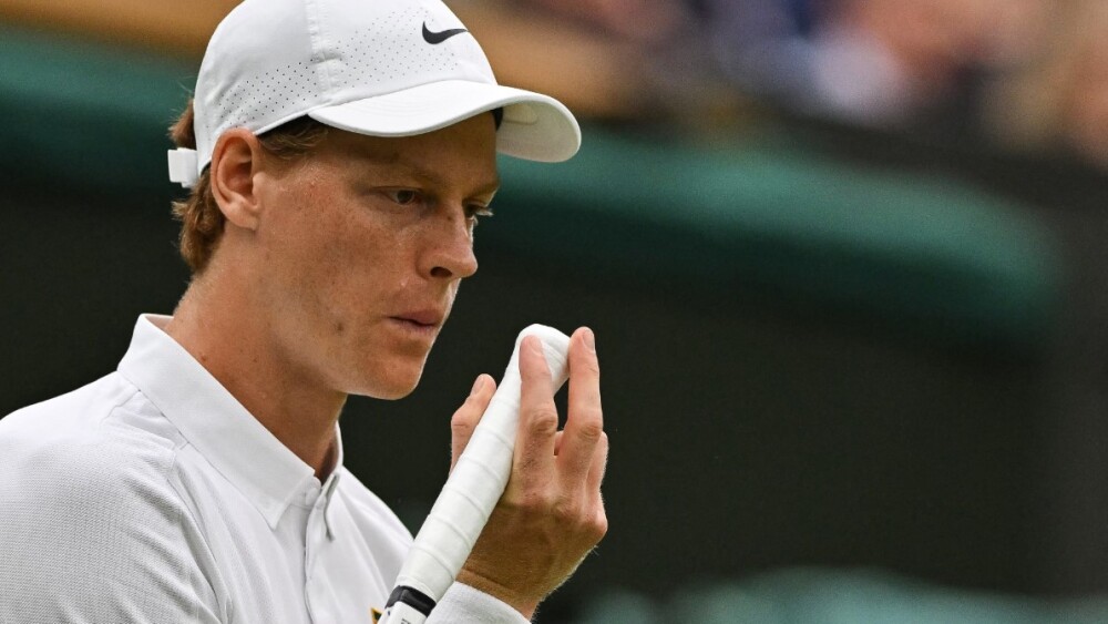 Sinner faz exames no cotovelo e vira dúvida para quartas de Wimbledon