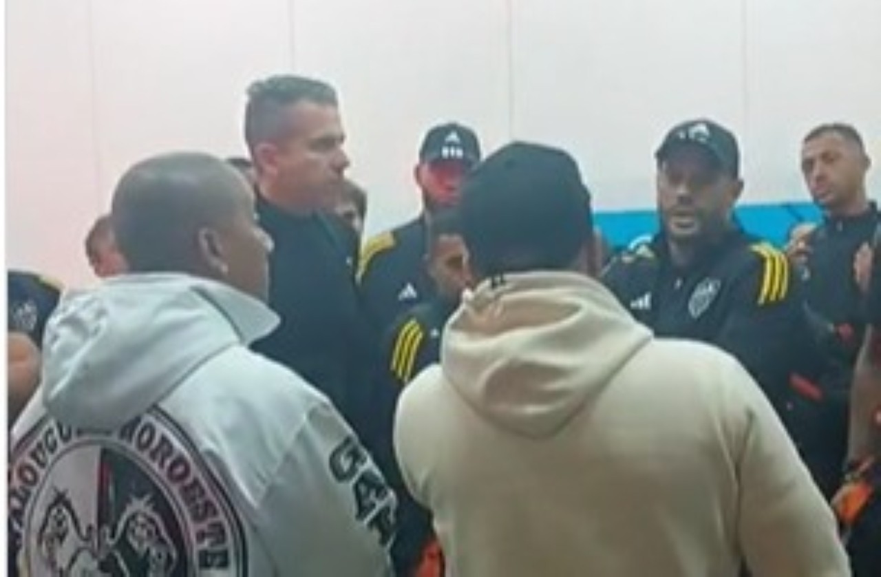 Atlético é protestado por torcedores em aeroporto de Confins após derrota para Palmeiras