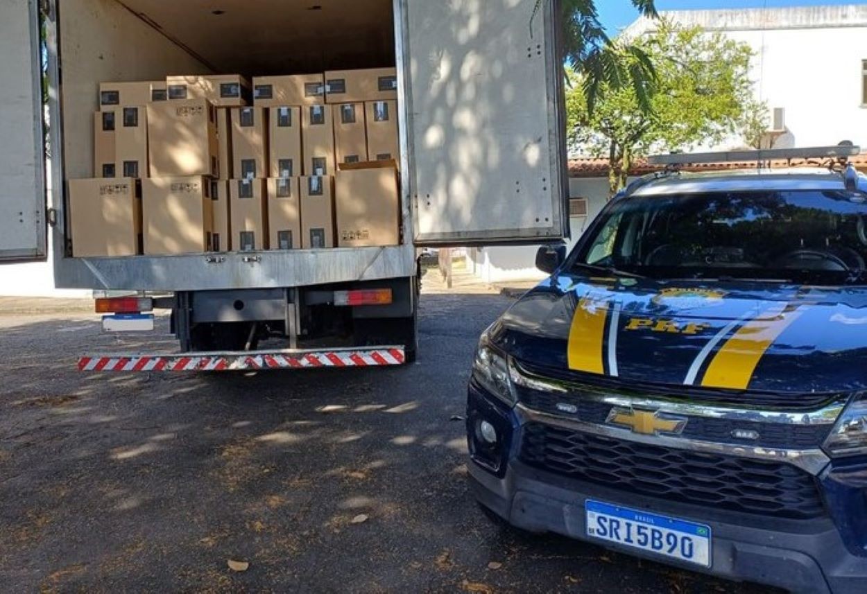PRF intercepta carga irregular de cigarros avaliada em R$ 1 milhão na BR-040