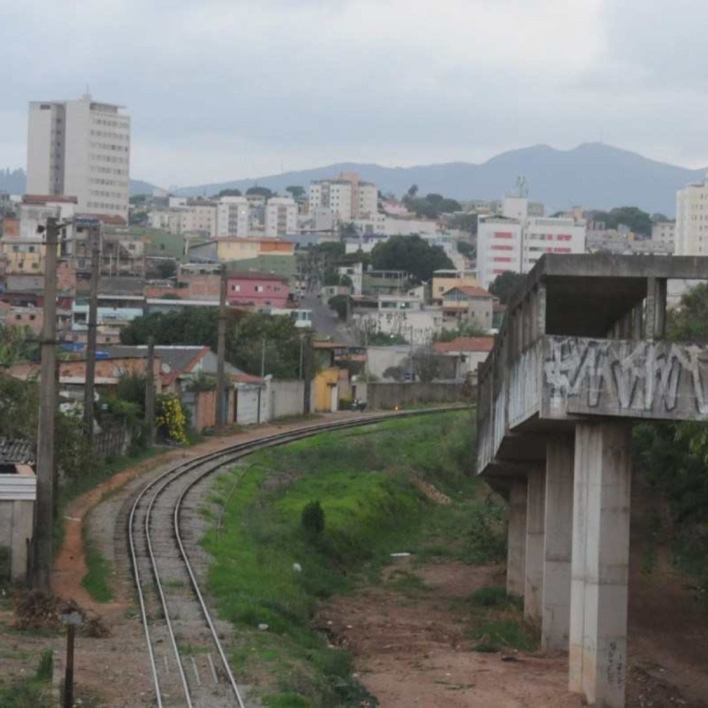 Após sete horas de protesto, manifestantes liberam linha de trem em BH