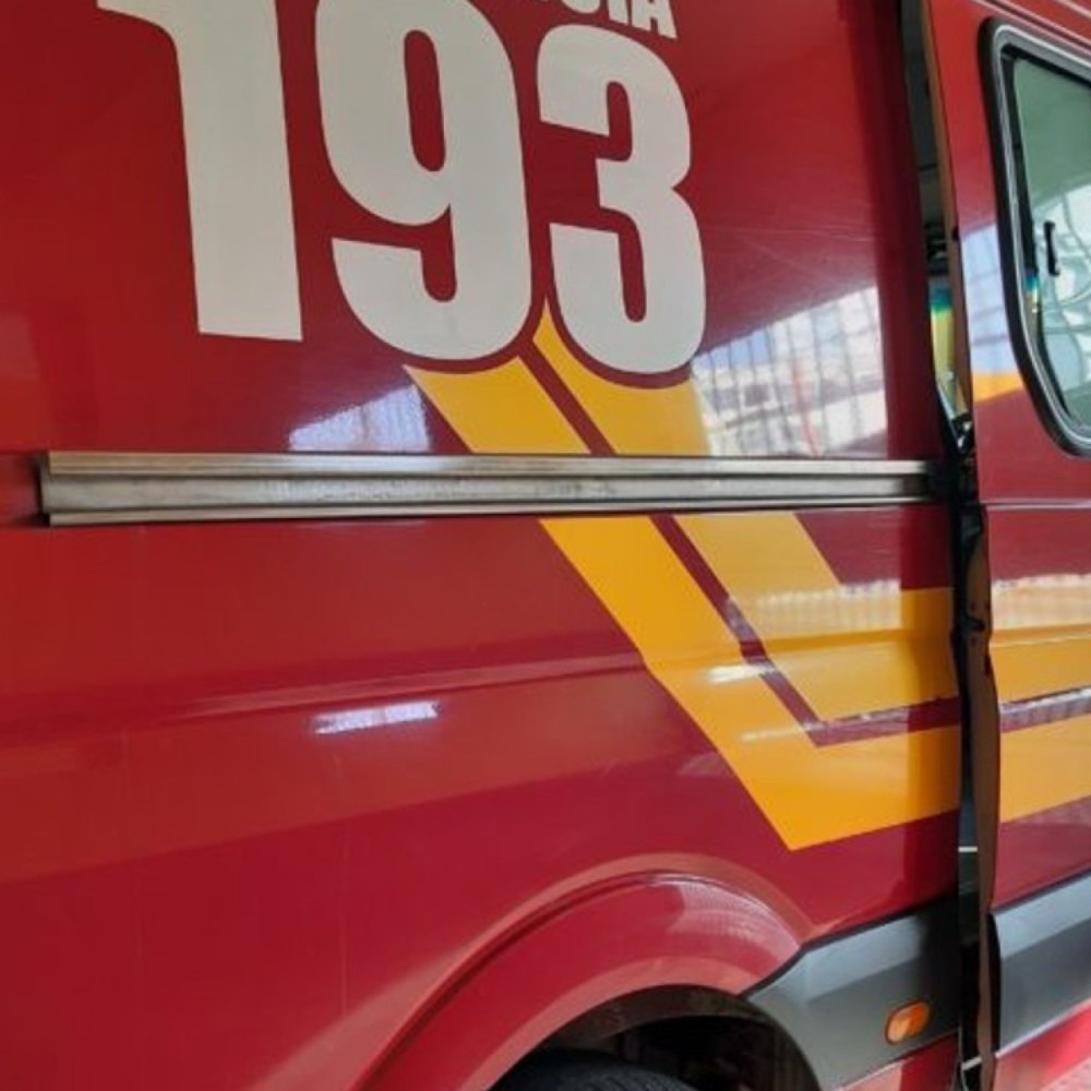 Grave acidente entre carreta e van deixa mortos na BR-251, no Norte de MG