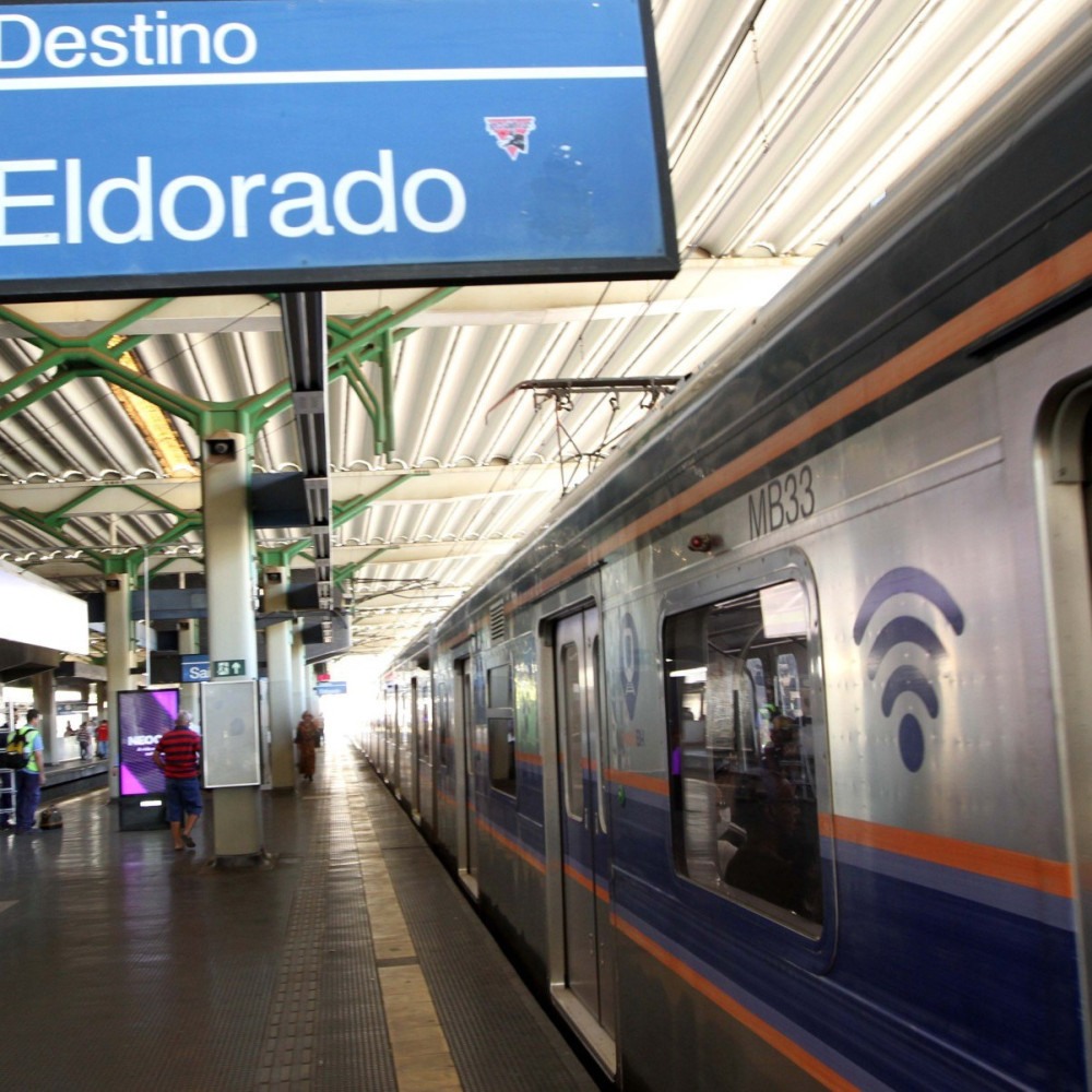 Passageiros enfrentam alagamento na estação Eldorado do metrô em Contagem