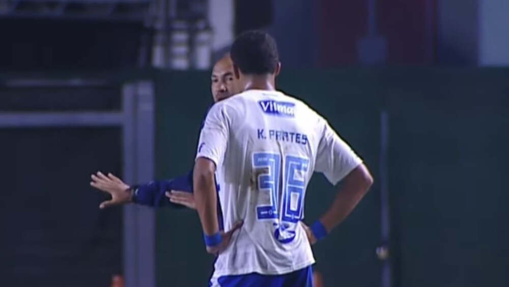 Auxiliar de Leonardo Jardim orienta Kauã Prates durante jogo do Cruzeiro na Vitória Cup