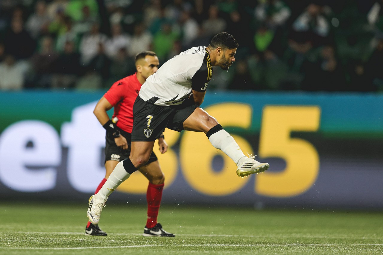 Hulk é o primeiro jogador a marcar dois gols de falta na Série A desde 2017
