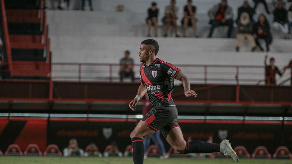 Jovem emprestado pelo Atlético se destaca e vira maior garçom da Série B