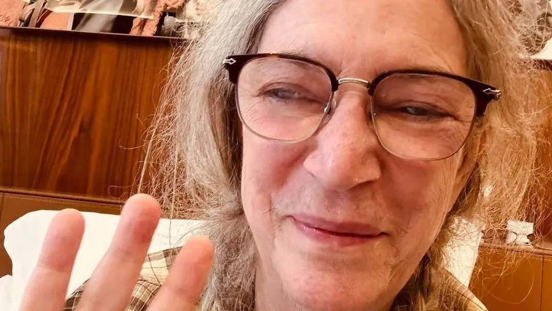 'Estou bem', diz Patti Smith após desmaio em show