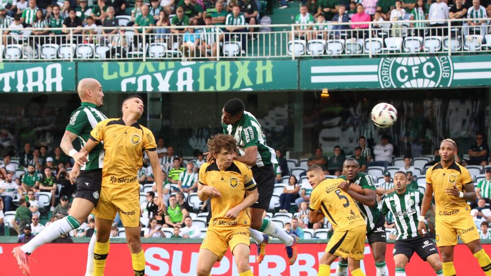 Coritiba tropeça em casa contra Amazonas e termina 1º turno da Série B em baixa