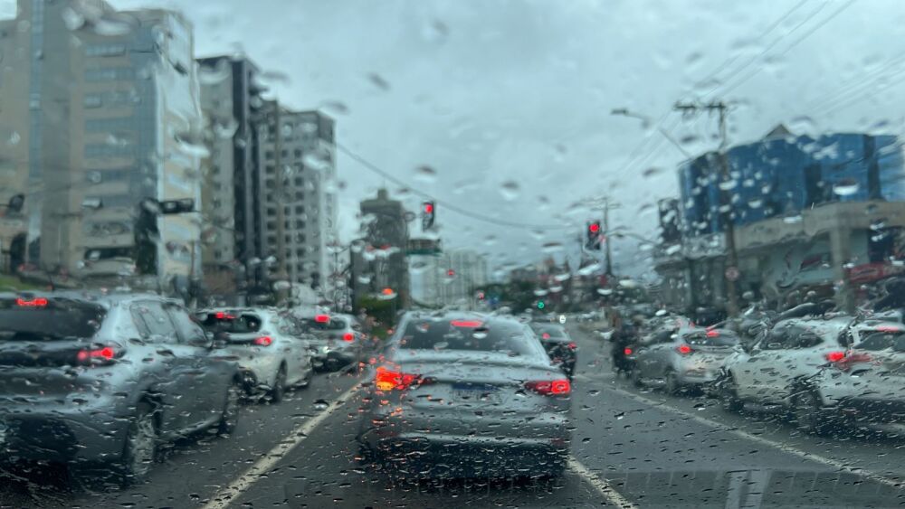 Aquaplanagem: o que é e como evitá-la durante chuvas ou ao passar por poças d'água