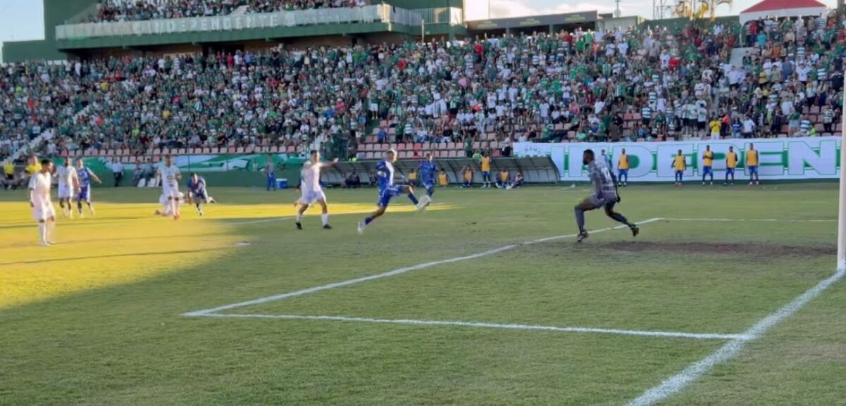 URT conquista vitória no ‘Clássico do Milho’ e lidera o grupo no Mineiro