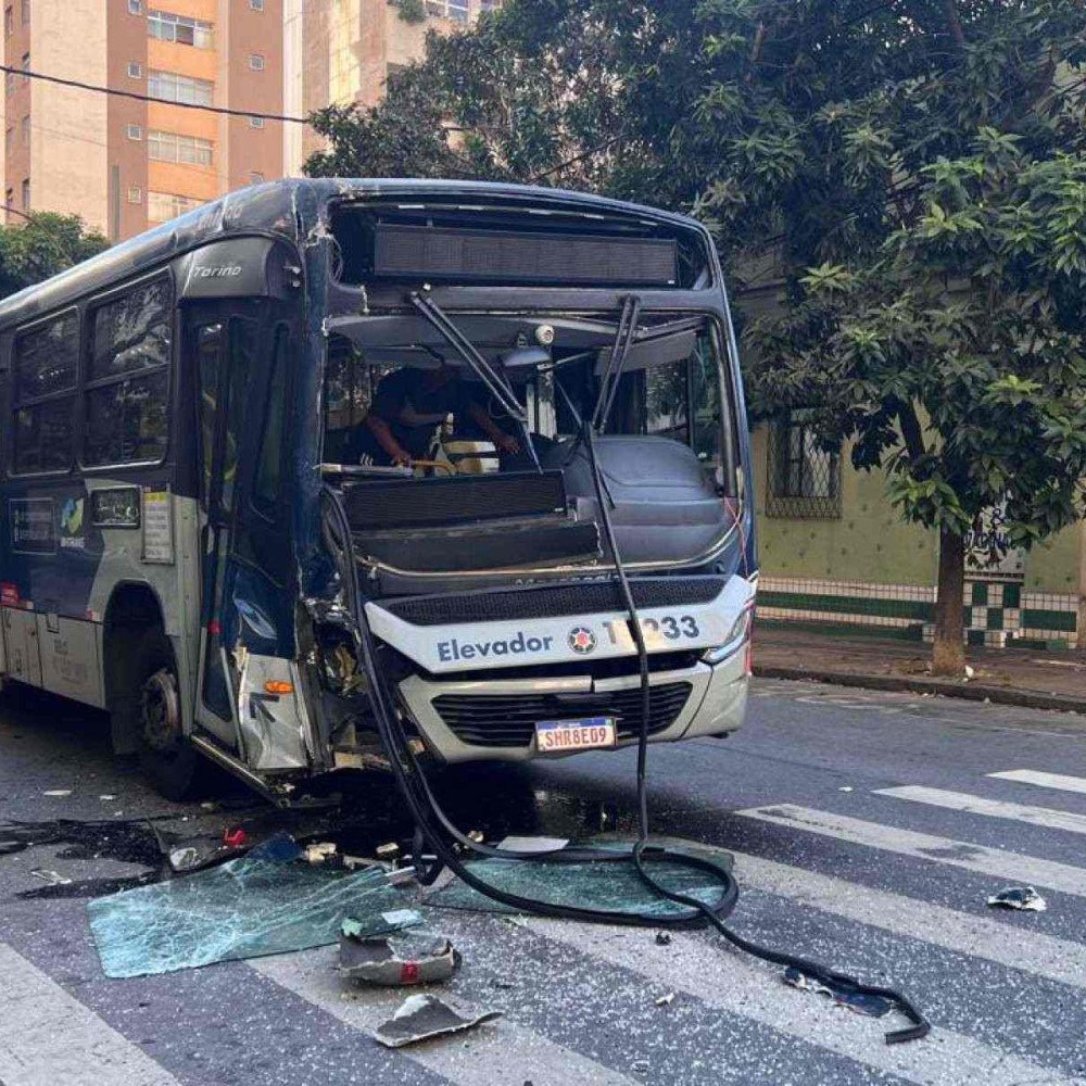 Acidente entre dois ônibus deixa nove feridos em Belo Horizonte