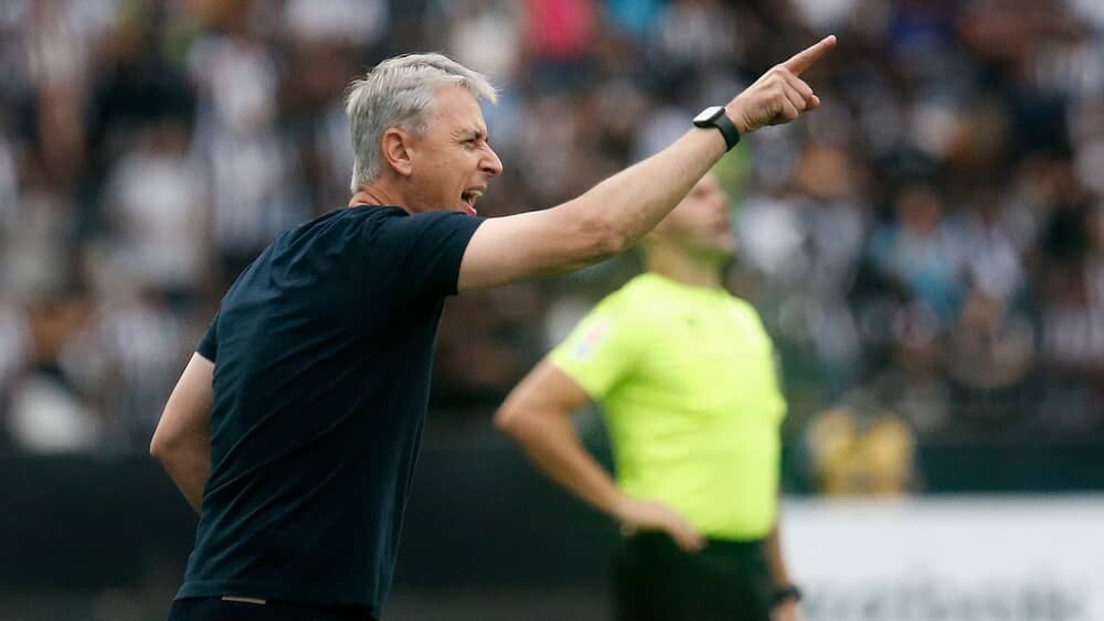Volante revela desentendimento com Tiago Nunes no início no Athletico-PR
