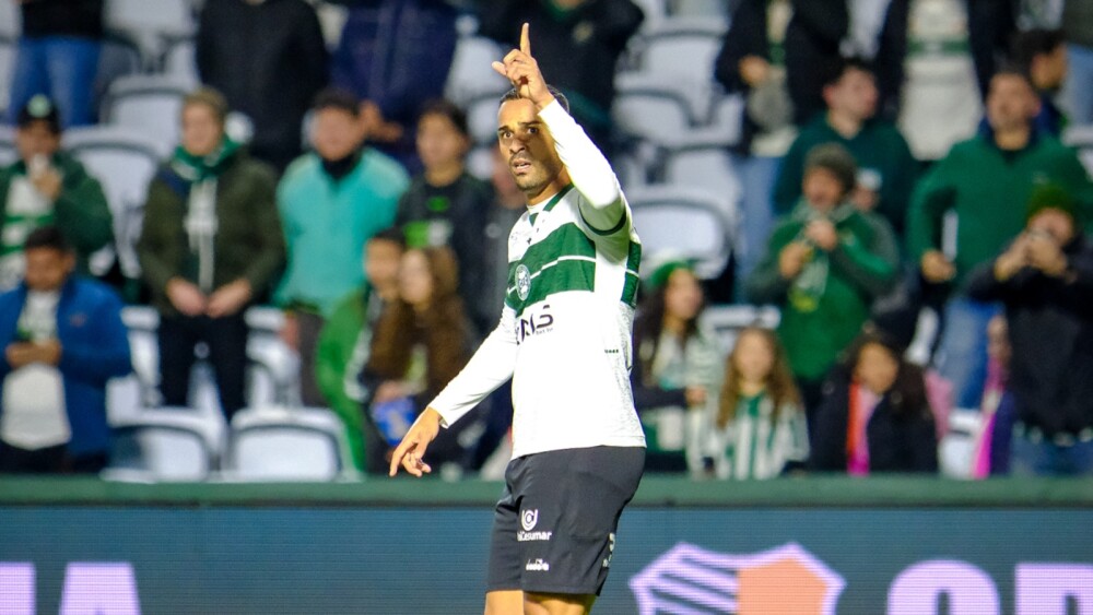 Embalado, Coritiba bate Volta Redonda e assume liderança da Série B