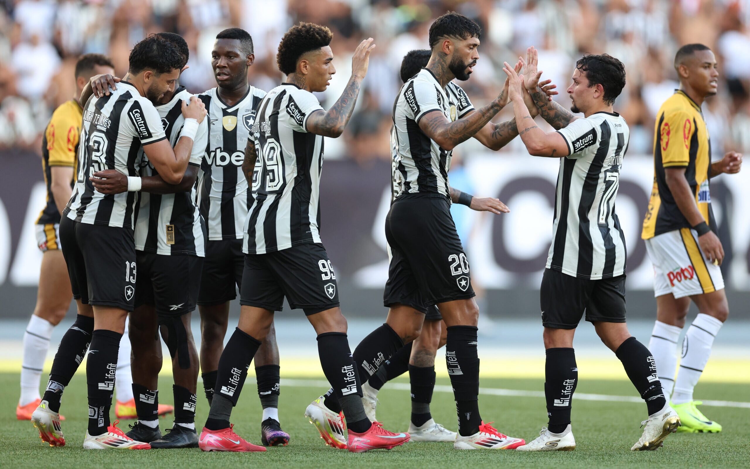 Torcida do Botafogo critica amistoso, mas destaca jogador: 'A redenção'