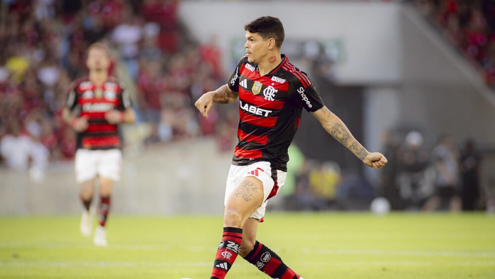 Flamengo x São Paulo: substituto de Alex Sandro, Ayrton Lucas deixa campo com 'rasgo' na canela
