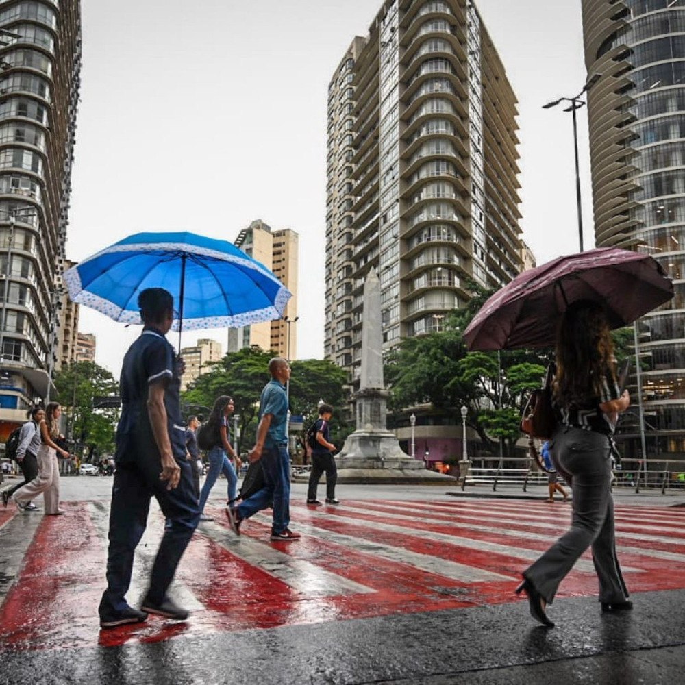 Chuva forte atinge BH e deixa cidade em alerta nesta segunda-feira (24/3)