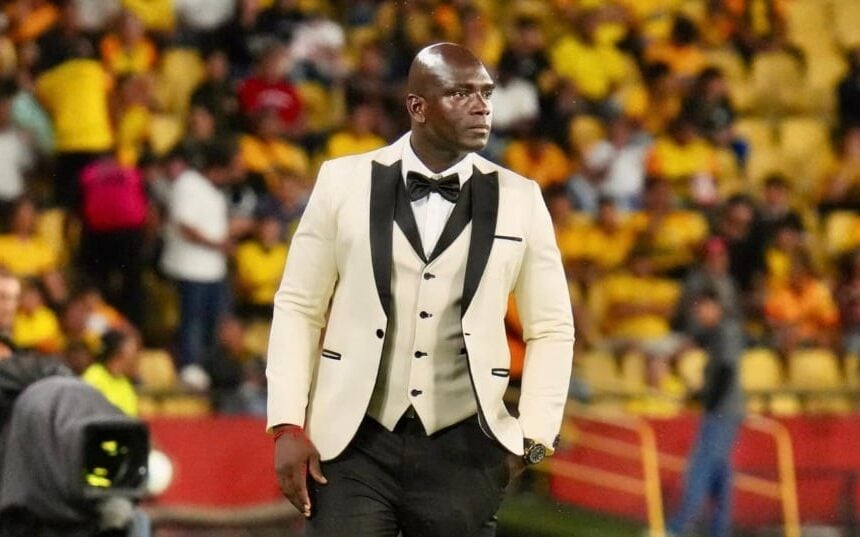 Técnico demitido do Barcelona após multa por traje inusitado