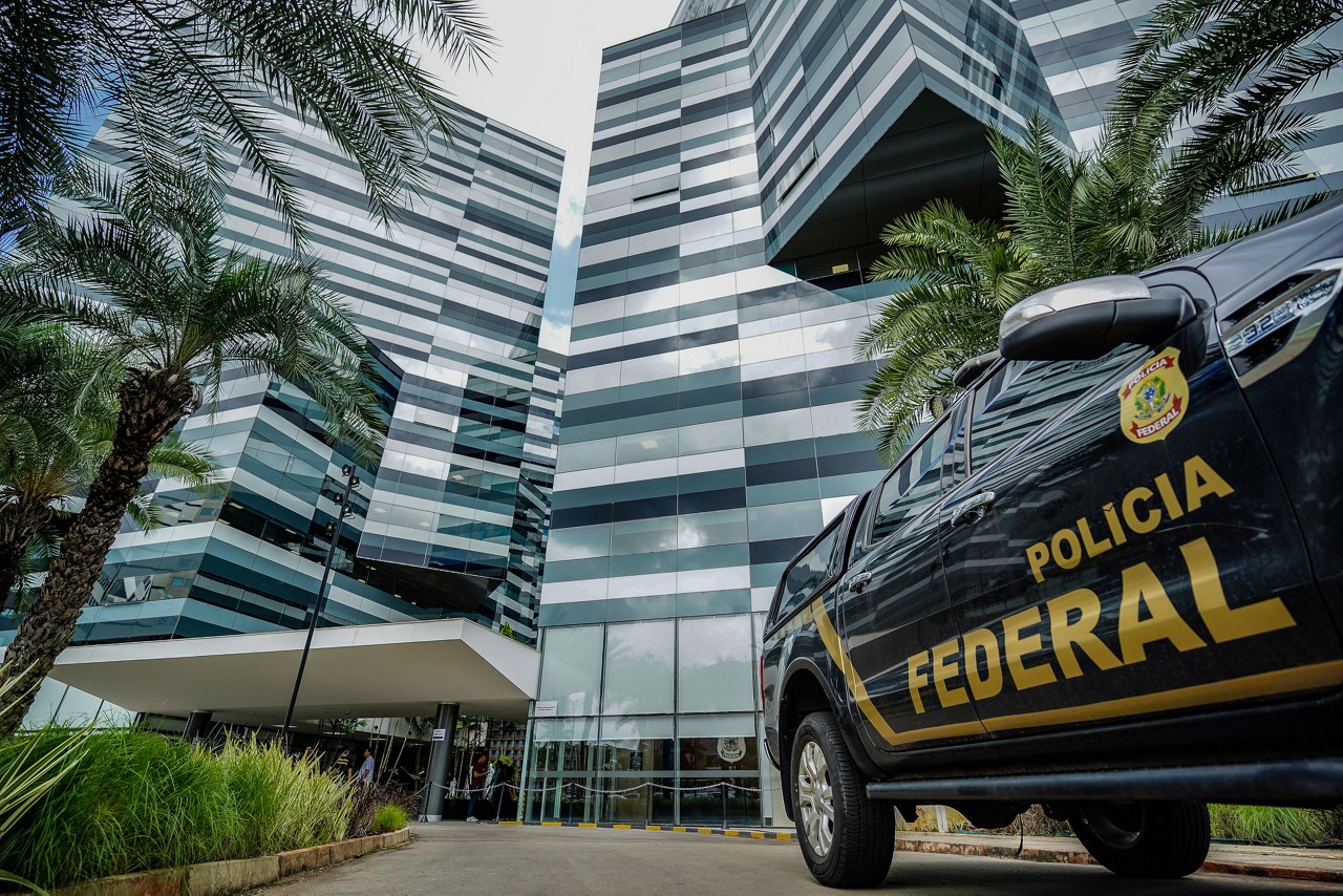 Polícia Federal realiza operação contra grupo que planejava assassinar auditor da Receita Federal