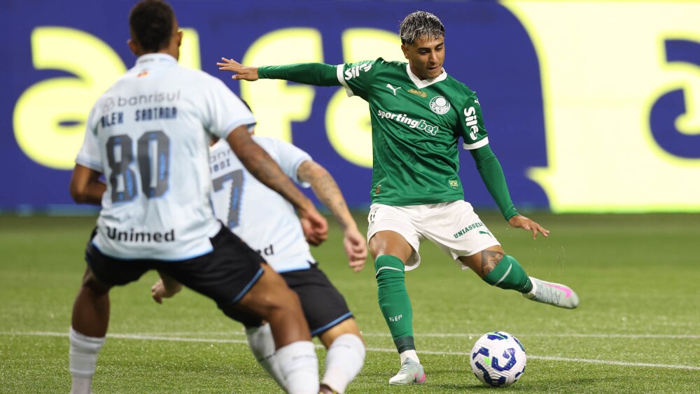 Palmeiras vence Grêmio e se aproxima dos líderes Flamengo e Cruzeiro no Brasileirão