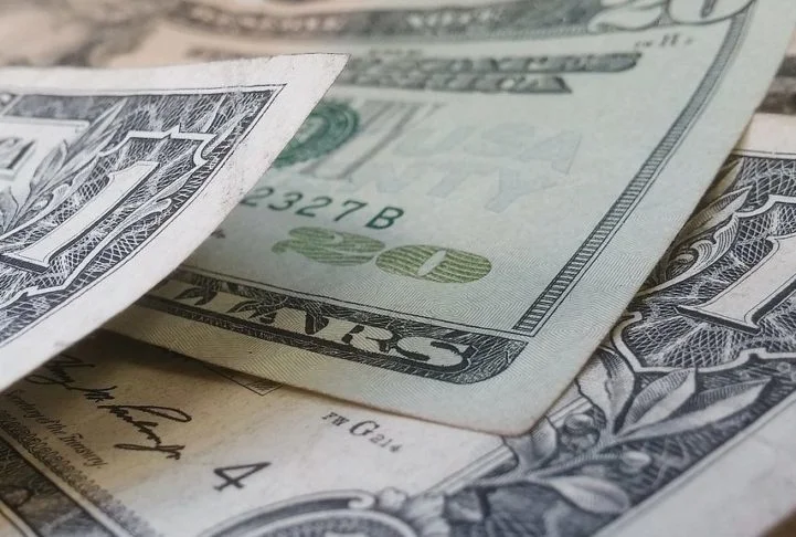 Dólar abre em forte alta após anúncio de tarifa de 50% dos EUA sobre Brasil