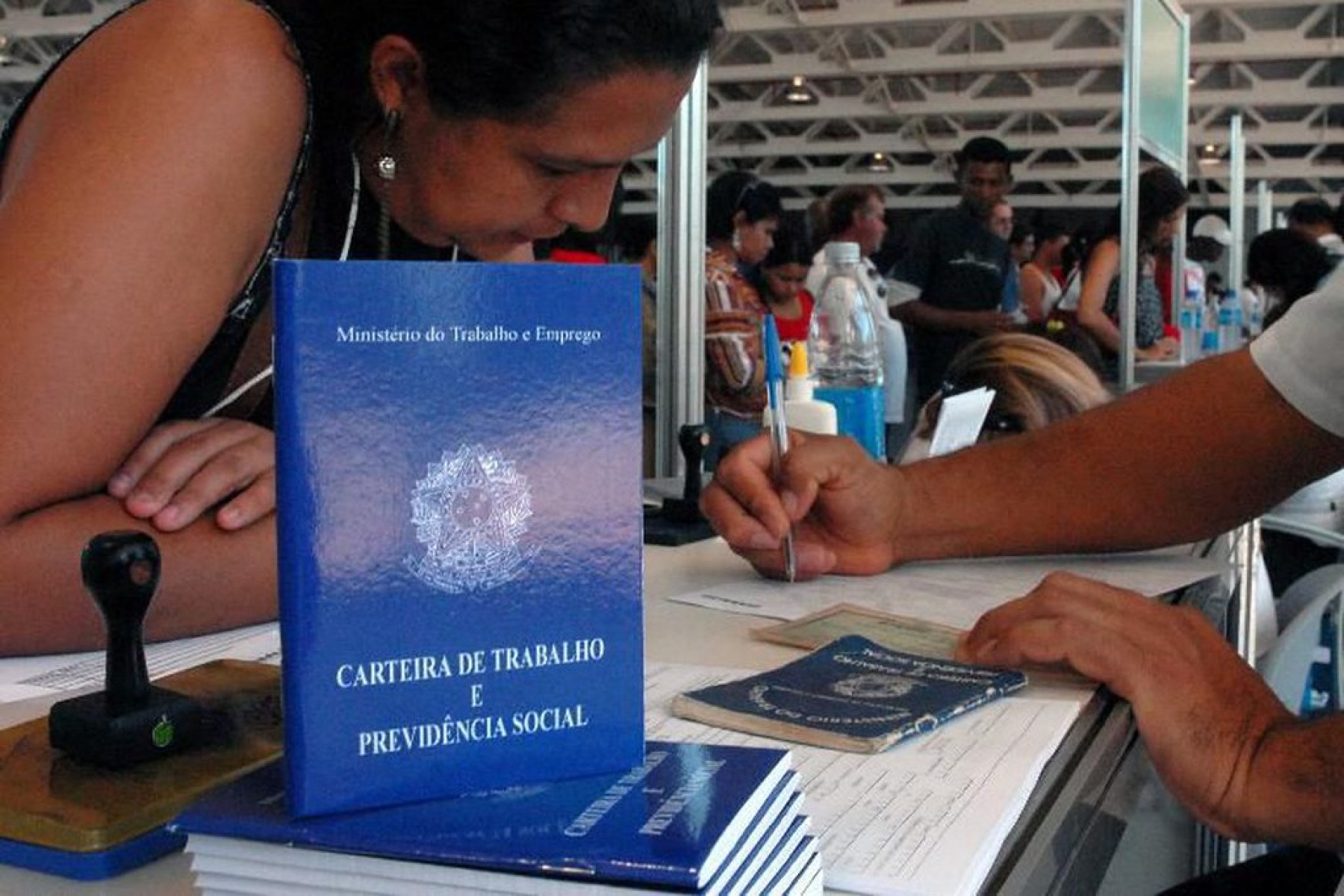 Taxa de Desemprego no Brasil se Mantém em 6,6% até Abril de 2025