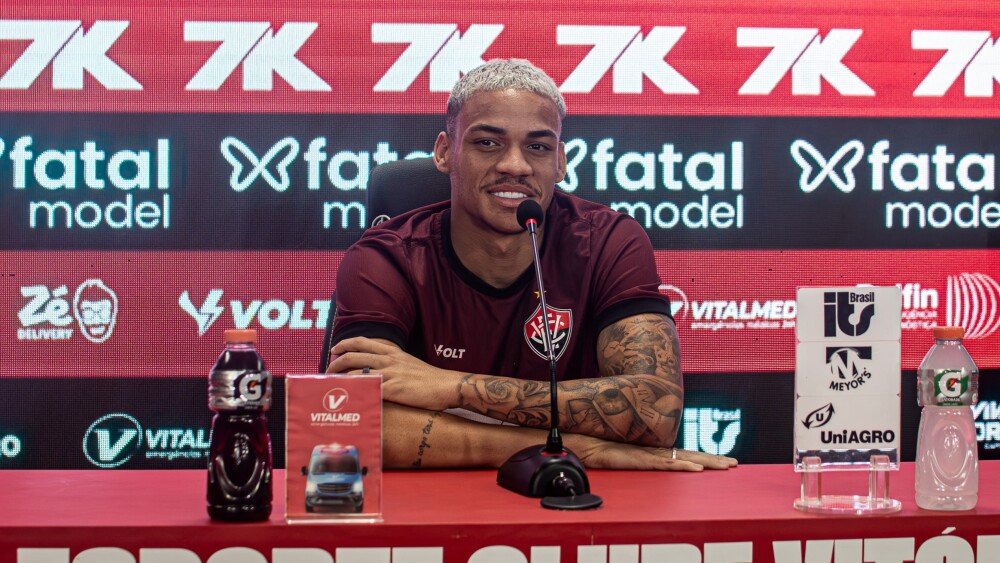 Cria do Atlético, lateral do Vitória destaca apoio na base e estreia contra o Cruzeiro